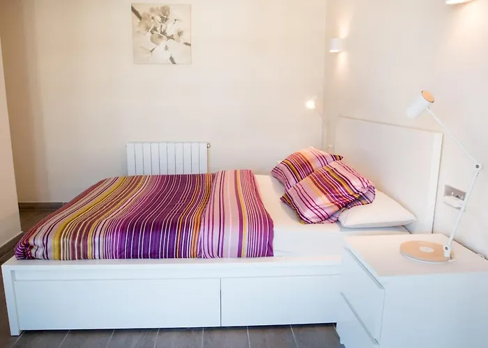 Seahomes Vacations - Seafront Fenals & Pkg Apartmán
