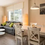 Seahomes Vacations - Seafront Fenals & Pkg 滨海略雷特