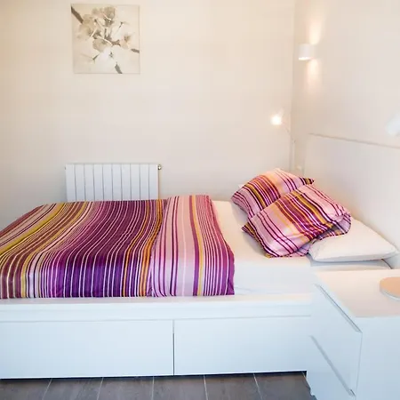 Seahomes Vacations - Seafront Fenals & Pkg Appartement