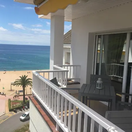 Seahomes Vacations - Seafront Fenals & Pkg Appartement *